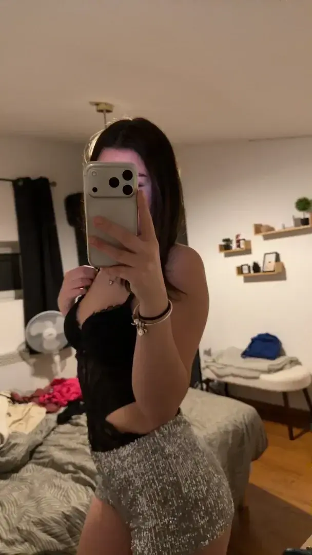 Leak public de Kiaraa_cr — « si tu veux voir ma tête abonne toi et regarde tes dm 🎁🤭 » (nude) sur MYM