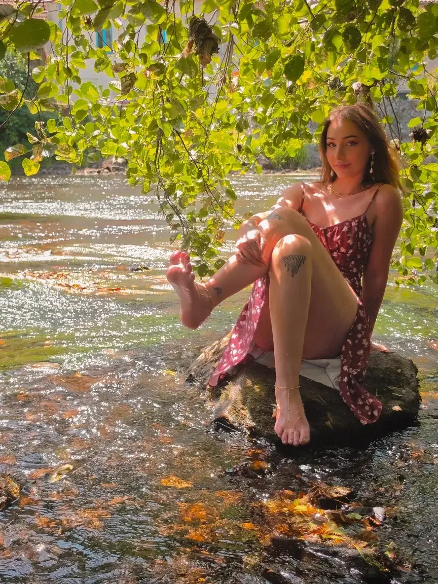 I film some outside videos today, subscribe for not miss them 😌#feet