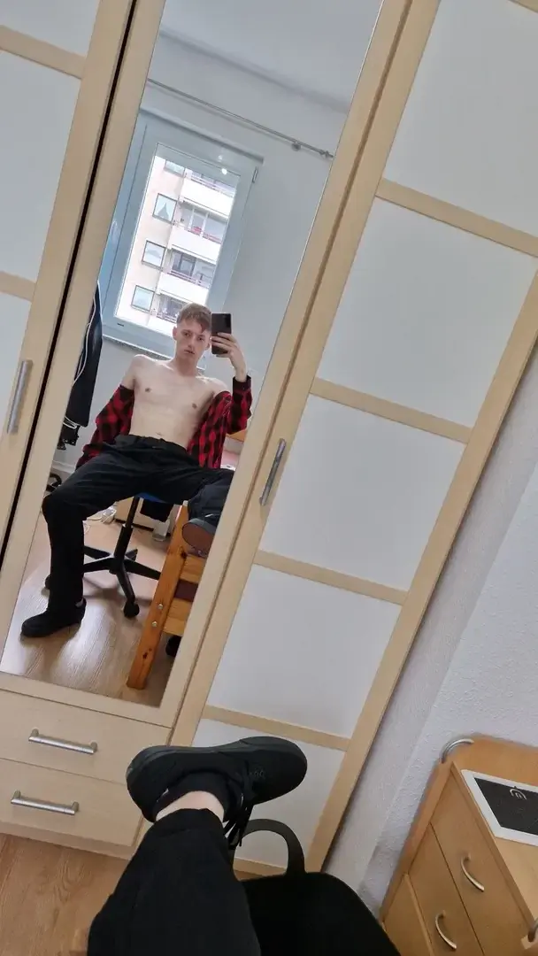 Leak & nude MYM — juliausnrw : « HiDo u wanna serve me? 😏😈 » (MYM)