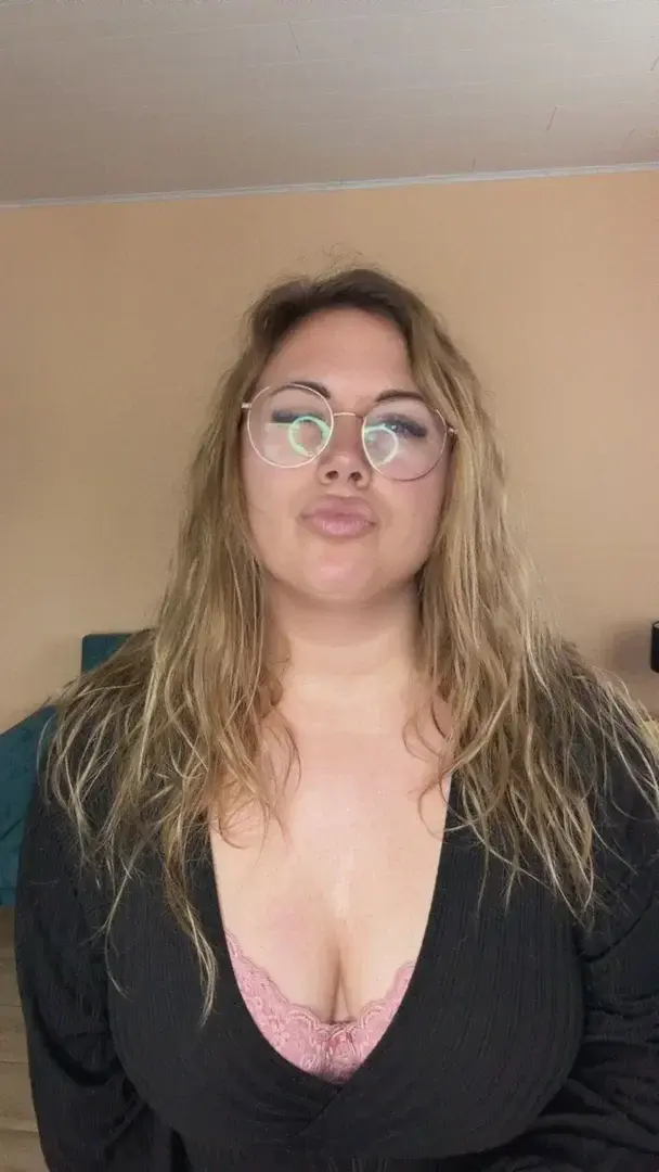 Leak & nude MYM — lara_tentation : « Décolleté assumé, duck face activée… tu valides ? 😏💋 » (MYM)