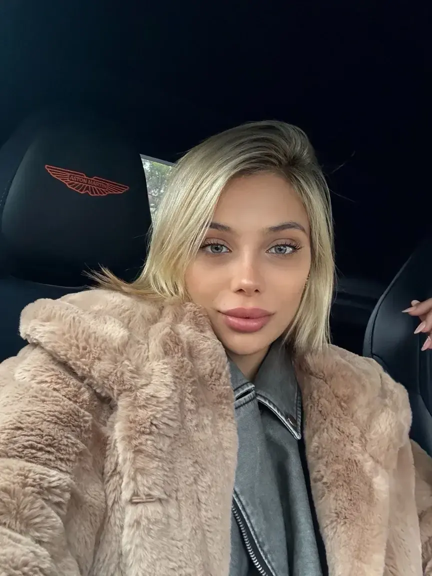 Leak & nude MYM — Petite_cynthia : « entre deux verres… je pourrais penser à toi 🍷 » (MYM)