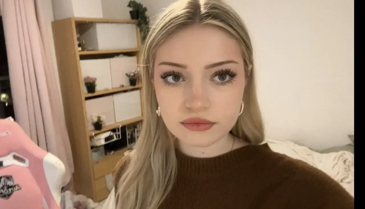 Leak & nude MYM — Maddybcs : « j'étais bien dans ma tête et ça se voit 😌(mon abonnement est free … pas besoin de code ❤️) » (MYM)