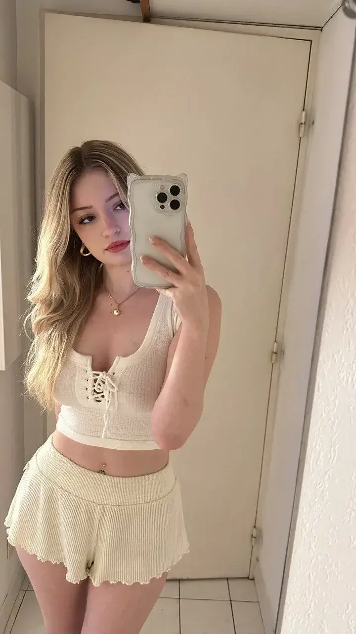 je me suis regardée et j'ai souri c'est tout 😌(mon abonnement est free … pas besoin de code ❤️)