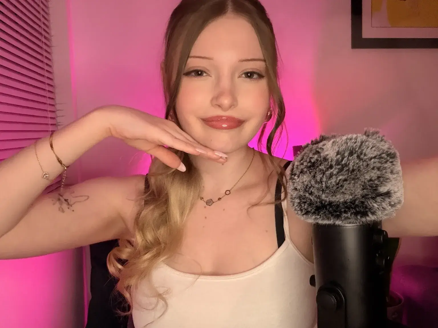Leak & nude MYM — Maddybcs : « si t’écris maintenant je te montre direct ce que j’ai en tête cet aprèm 😌(mon abonnement est free … pas besoin de code ❤️) » (MYM)