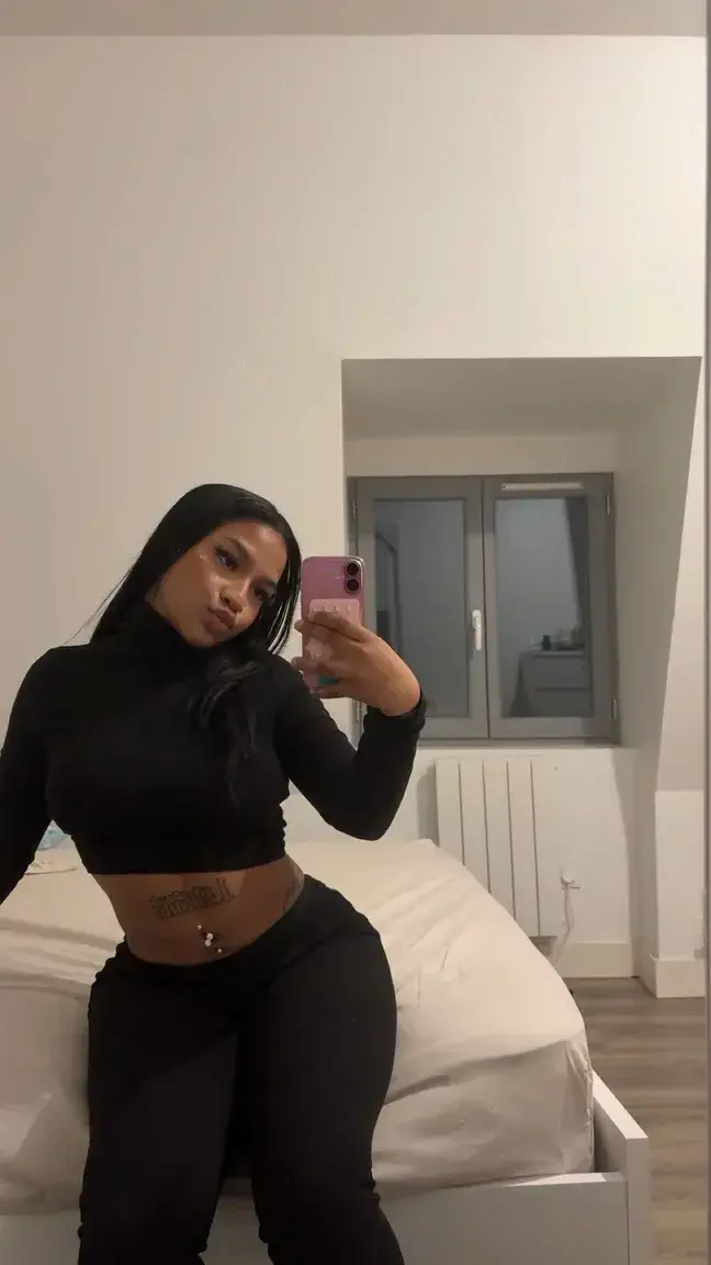 KYA, 20 ANS, IVOIRIENNE & FRANÇAISE 💜 ABO GRATUIT 💜 viens me dire bonjour, j’ai une surprise pour toi 👀