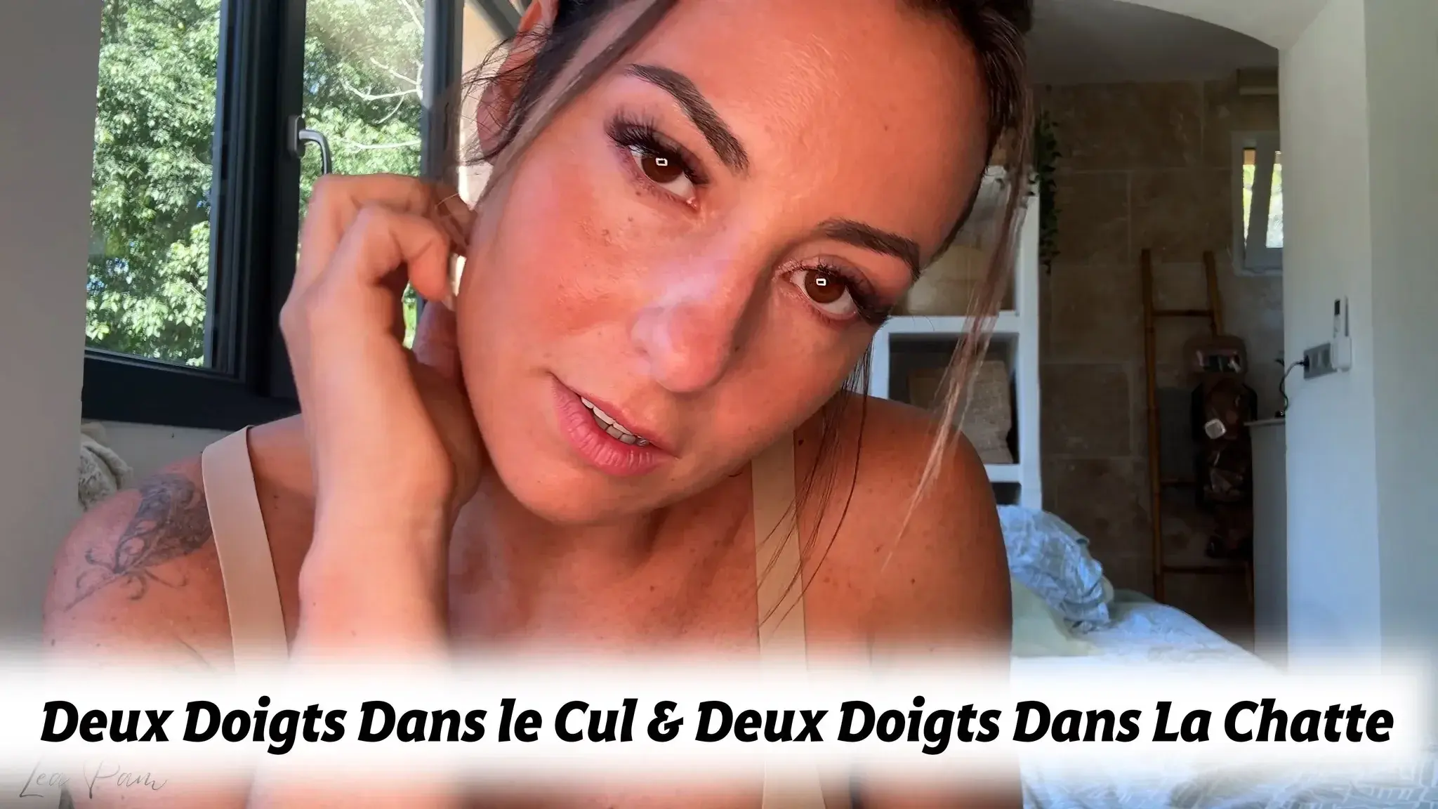 Je suis chaude 🔥 ce matin .. et j’ai très envie de me faire un petit plaisir solitaire 💦.Si je commence doucement en faisant glisser mes doigts 🖕 sur ma chatte … une chaleur 🥵 intense me donne envie de jouer avec mon petit trou du cul 🍑.Tu le sais, il est tellement serré que généralement je m’arrête à un doigt, mais là .. je glisse un deuxième doigt …Humm 🤤, je me remplis tous les trous .. deux doigts dans la chatte, deux doigts dans le cul ..Je suis ta bonne gourmande cochonne 🐷, et j’ai très envie que tu me prennes là, maintenant 🥰.➡️ ➡️ ➡️