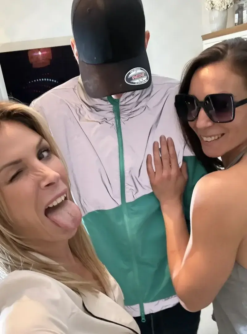 Leak public de lemonde2fk2 — « Mais quelle soirée plateau repas ! On s'est tapé le livreur Deliveroo à la maison avec ma copine. La vidéo arrive ce soir au plus tard mes petits bonbons le temps de vous monter tout ça. Le code pour la débloquer sera TRIOLIVREUR. Y a de l'anal de la DP du gode ceinture de la baise HARD. Il nous a bien baisé » (nude) sur MYM