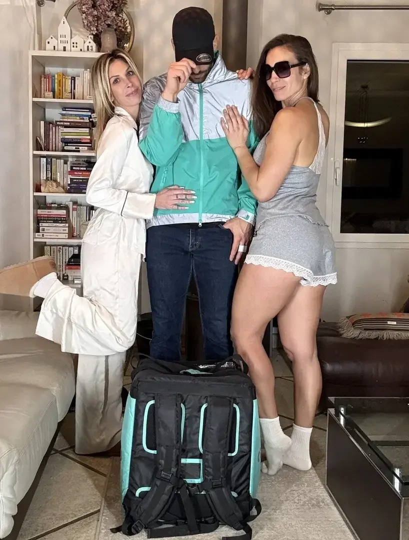 Leak public de lemonde2fk2 — « Mais quelle soirée plateau repas ! On s'est tapé le livreur Deliveroo à la maison avec ma copine. La vidéo arrive ce soir au plus tard mes petits bonbons le temps de vous monter tout ça. Le code pour la débloquer sera TRIOLIVREUR. Y a de l'anal de la DP du gode ceinture de la baise HARD. Il nous a bien baisé » (nude) sur MYM