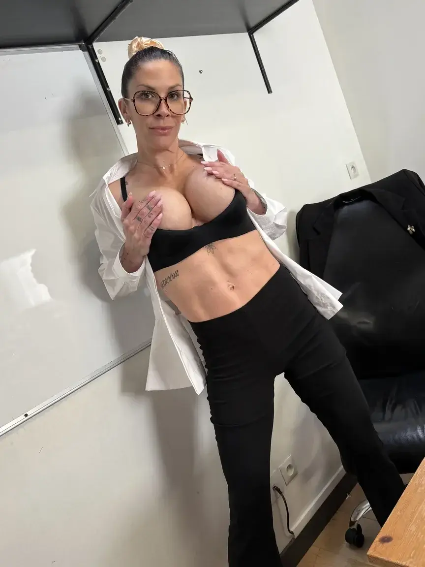 Leak & nude MYM — Fk2 : « Tu arriverais à te concentrer au bureau avec une collègue en face comme moi ? » (MYM)