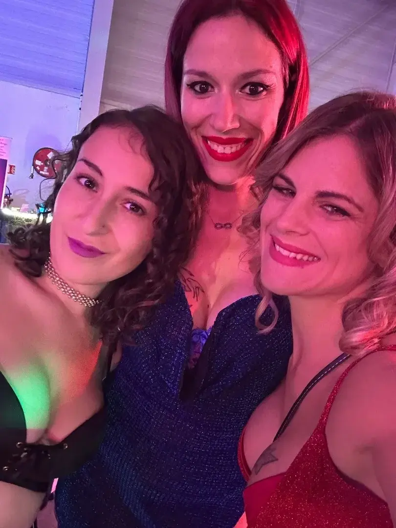 Leak & nude MYM — irogenia : « Ce week-end c'était la reprise des salons de l'érotisme pour moi et j'ai passé un super moment avec Marie Lumacarie et Lily Diabless 🤩 Un grand merci aux personnes qui sont venues me voir 😘 » (MYM)