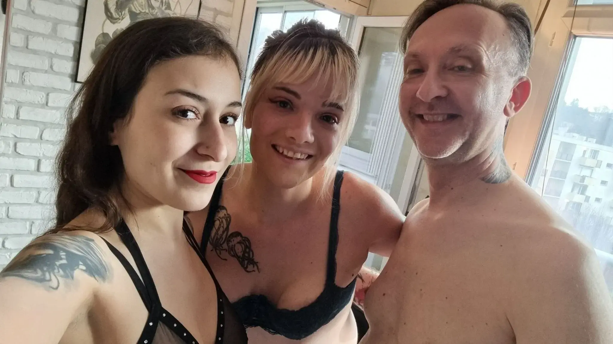 Une nouvelle vidéo bien hard de presque 1h sort vendredi, mon tout premier trio avec la belle Emmy Angeles et Stefan 😋 Si ça vous plaît, on en sortira d'autres, promis 😉