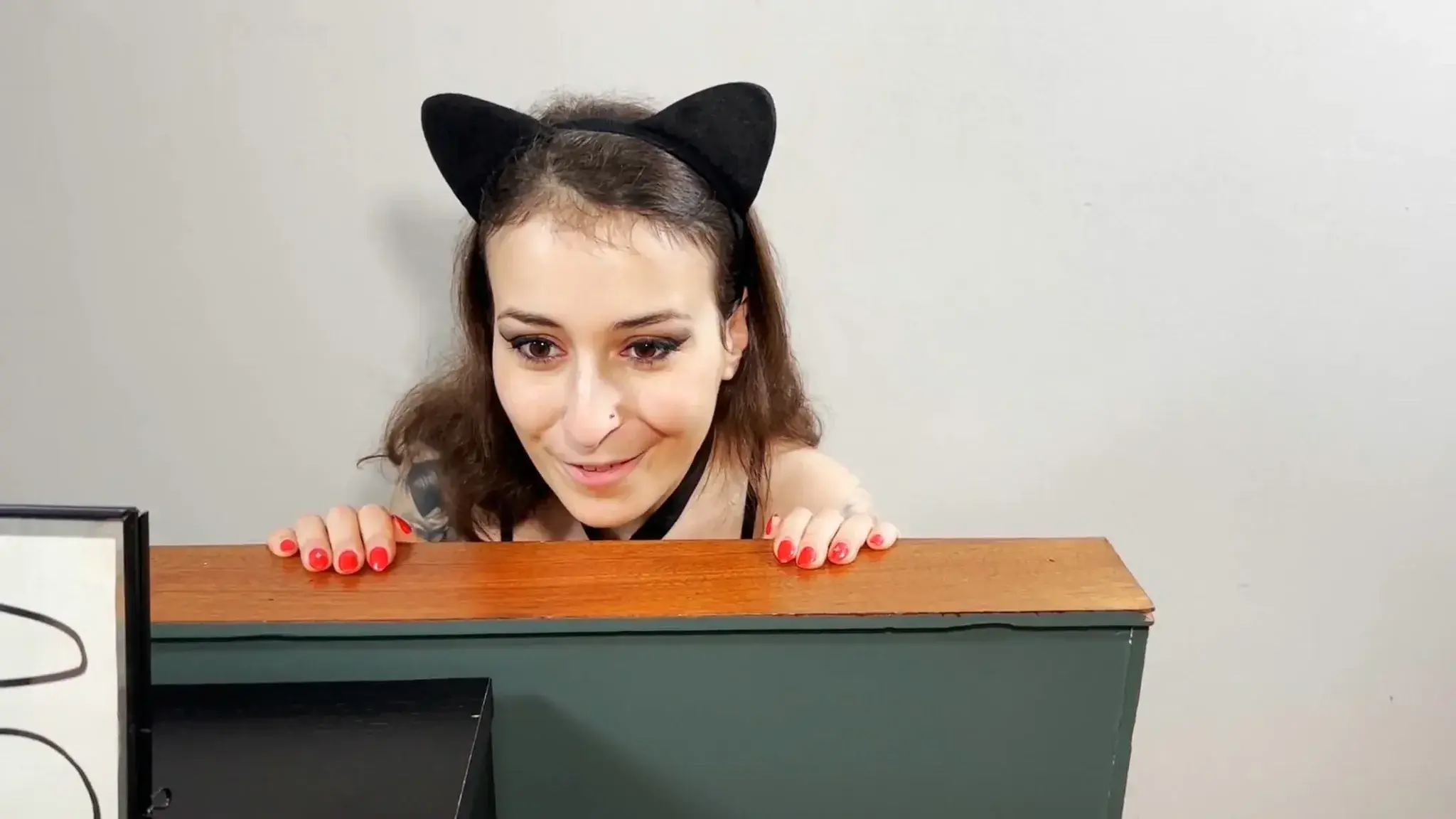 Mais qu'est-ce qui a retenu l'attention de cette petite chatte coquine ? La réponse dans la vidéo de demain soir pour mes abonnés 🤫