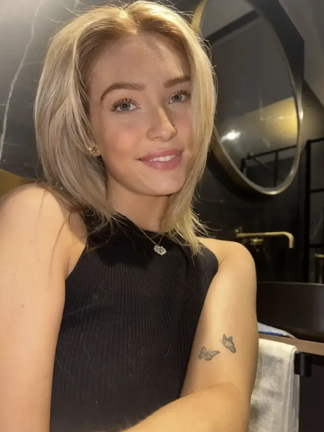 Leak & nude MYM — Julievivi : « j'ai besoin de ton conseil perso, abonnement gratuit sans code » (MYM)