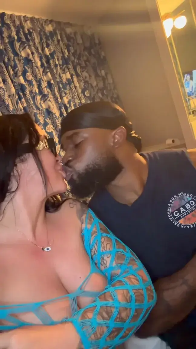 J’ai fait ma 1 ère collab avec une BBC AMÉRICAINE 🇺🇸LA PLUS GROSSE QUEUE AU MONDE QUE j’ai pu encaisséUn vrai acteur porn0J’ai joui sur sa queue et lui dans ma 👅Viens me dm si tu veux voir 👀