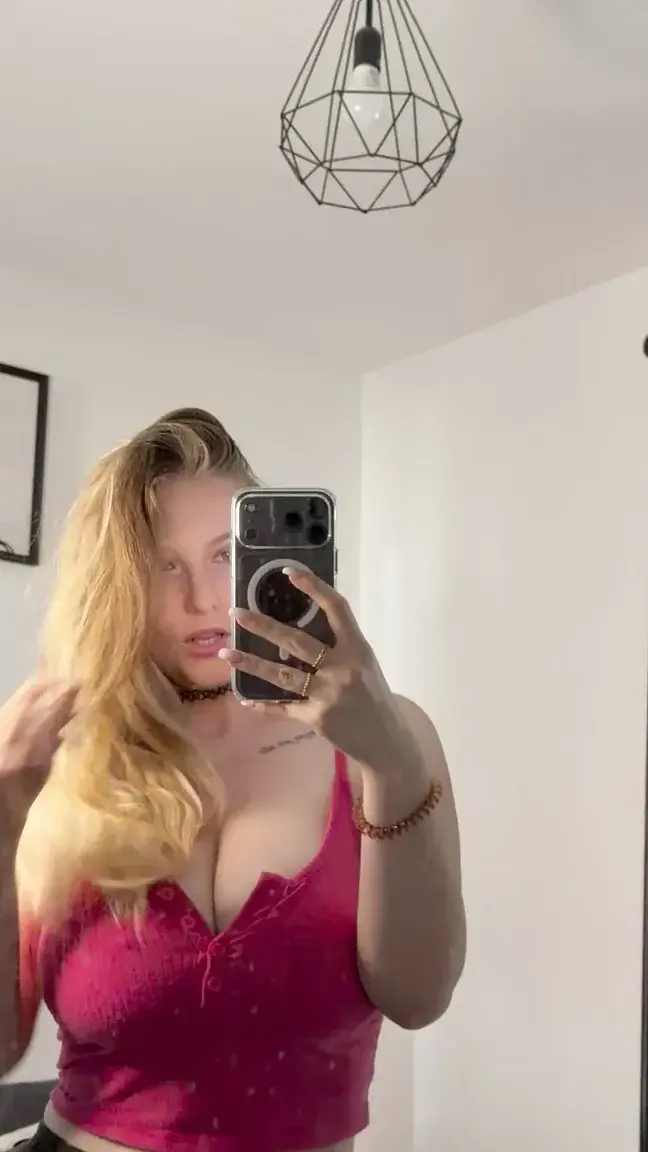 Leak & nude MYM — Valentine_b : « Mon abonnement mym est gratuit 🤍 » (MYM)