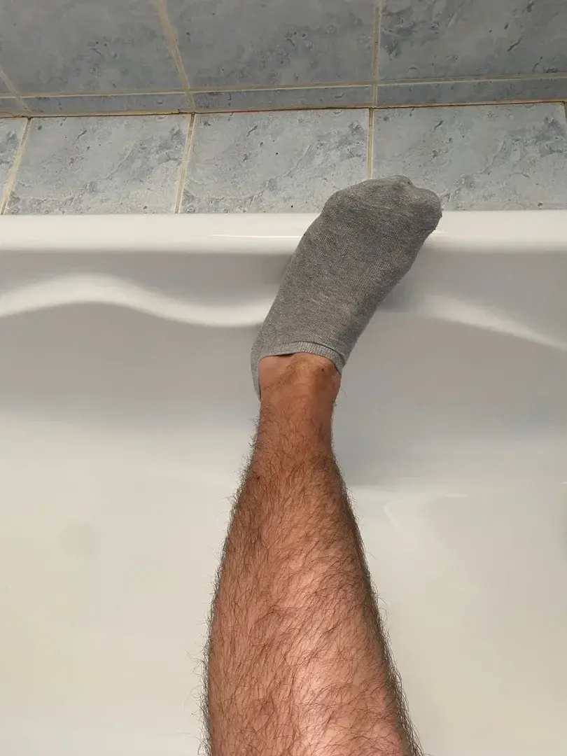 Leak & nude 2 — Pieds_chaussette
