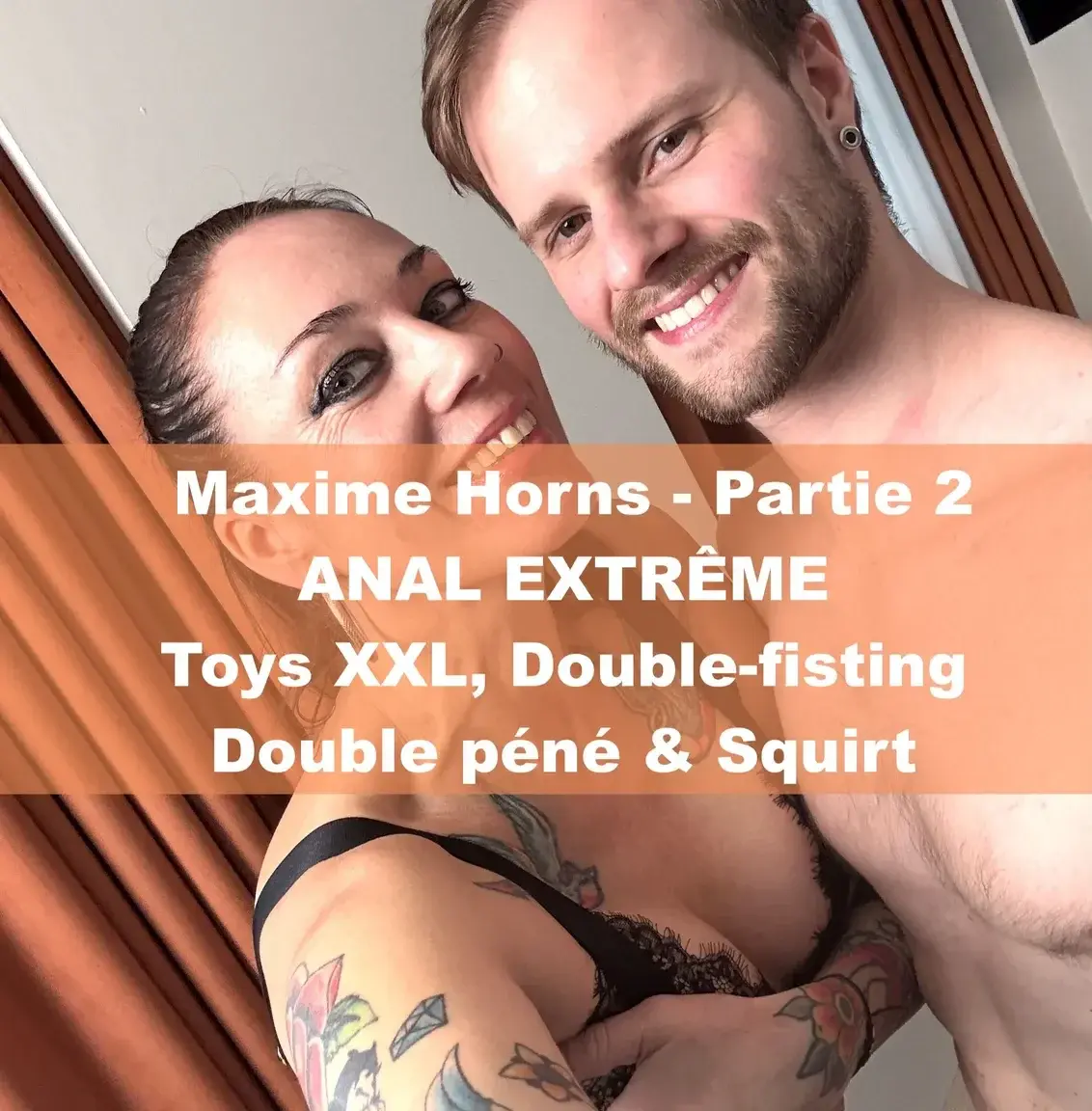 Après une première partie de baise, Maxime Horns me fait découvrir ses gros toys. Et pas que ! C’est un vrai pro de l’anal hard, et il me fait grimper au plafond avec ses godes, mais aussi avec ses poings. Au menu : des doubles avec des godes et sa bite, avec un poing et sa bite, et même ses deux poings dans mon cul… Il me fait jouir et tout mouiller, avant de me baiser encore pour me remplir le cul avec son jus. C’est un moment d’une intensité rare, de l’anal extrême dans sa perfection, avec des vues à couper le souffle et des émotions pour moi… et pour toi… Enjoy !