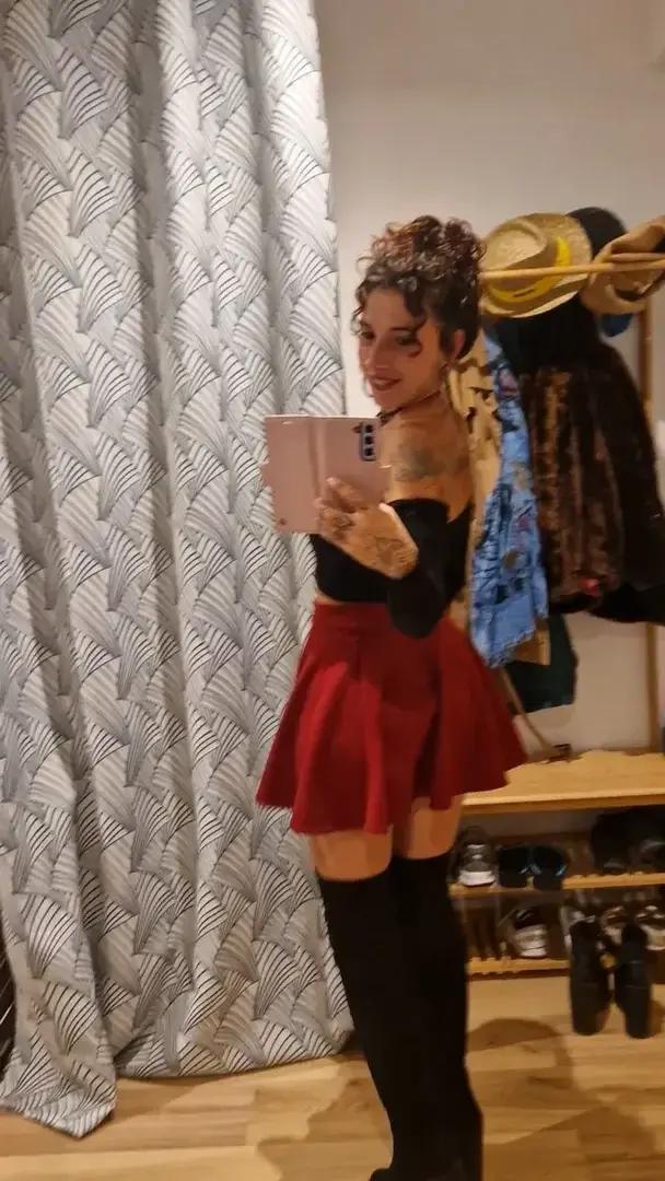 Hello vous j'espère que vous allez bien 🥰. Pensez à bien vérifier votre messagerie parce que je vous pose des questions sur vos goûts, ce que vous aimeriez que je face mais aussi je vous envoie des petites exclusivités 🥰