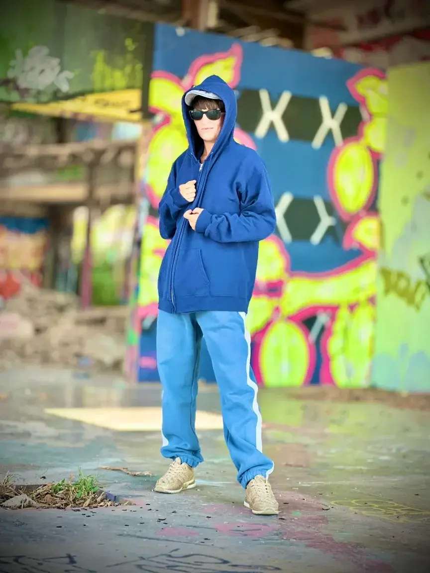 💙 Derrière ce hoodie se cache bien plus que ce que tu imagines... 👀✨À toi de venir découvrir la suite en privé 😏🔥