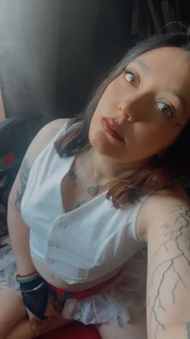 Leak & nude MYM — Divinity_luna : « Venez me découvrir sans aucun vêtement, et je vais jusqu’au totalement nue… » (MYM)