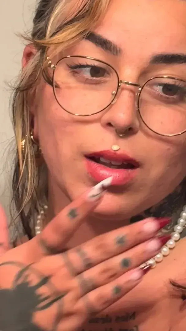 Viens à 21h ce soir pour savoir pourquoi j’ai le visage ruiné et ruisselant ☺️👀