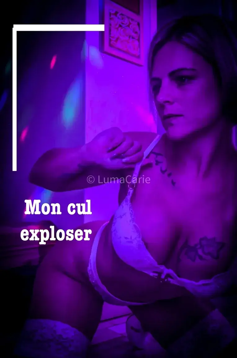 La plaisir de m’écarte mon cul et de mettre toujours plus gros dedans .Je profite pleinement du moment… entre plaisir, frissons et mains qui savent exactement où me faire craquer.Plus ils m’écartent, plus je perds le contrôle… et honnêtement, j’adore ça.