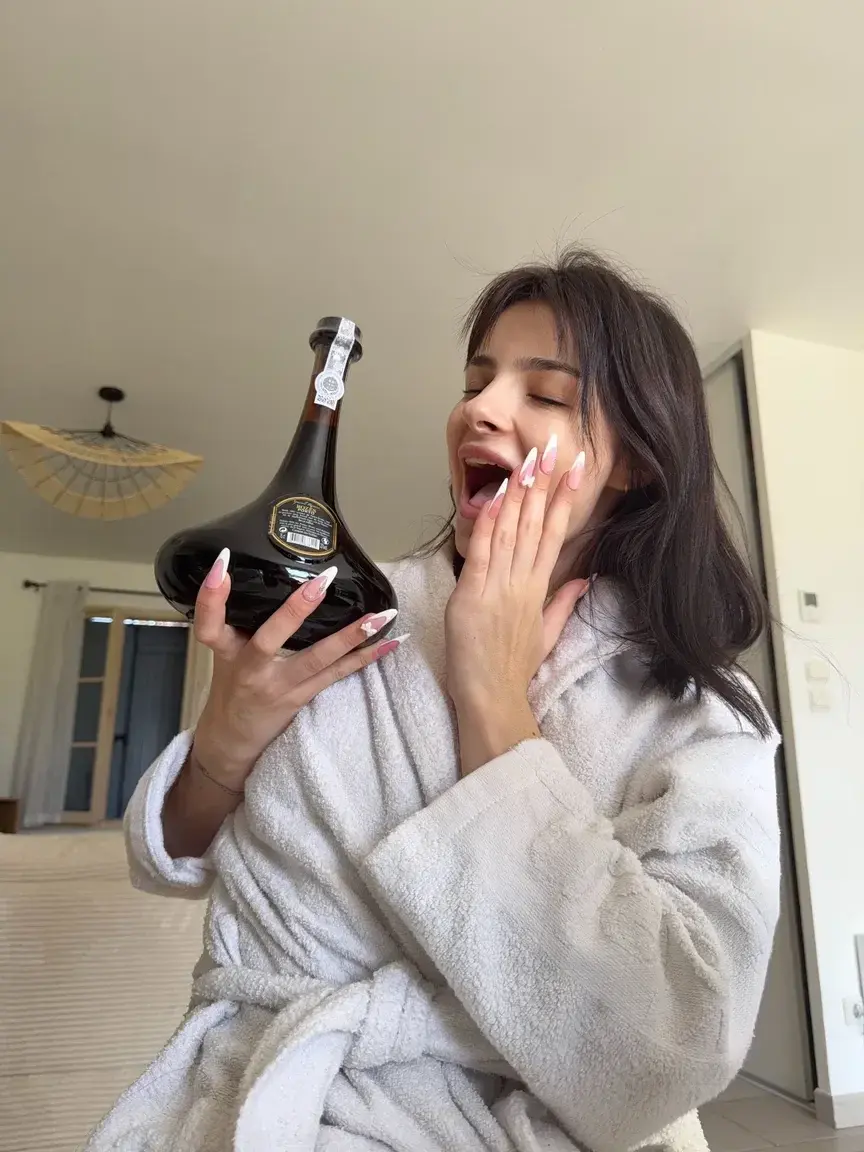 Leak & nude MYM — Bunnyfly : « Vidéo insolite » (MYM)