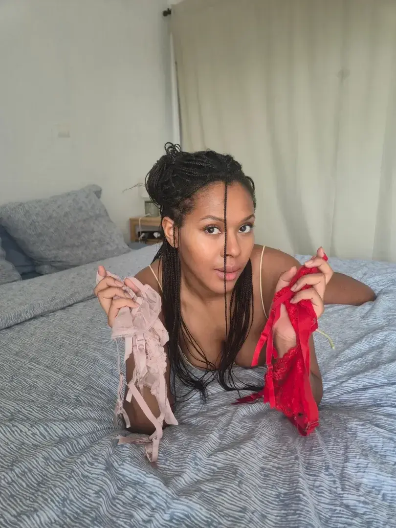 Aide moi a choisir ma lingerie pour la St valentin, plutôt rose ou rouge ?