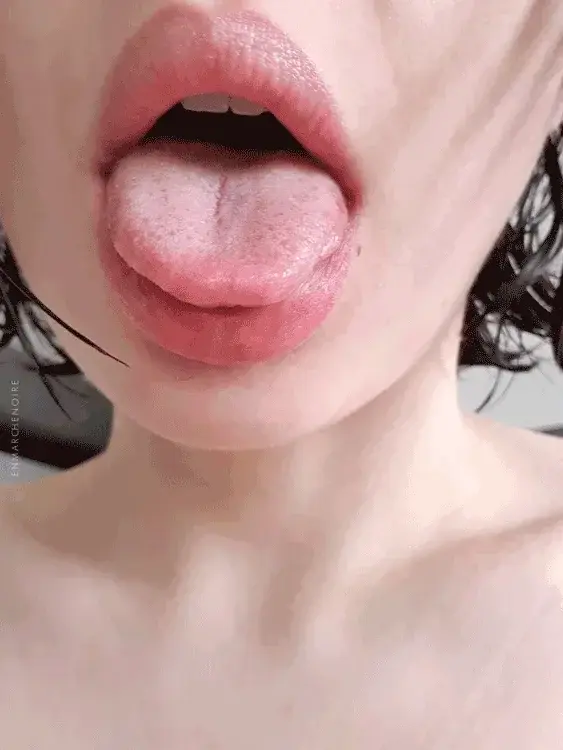 J’attends que tu me la mettes dedans... 🍆🤤Waiting for you to put it in... 🍆🤤