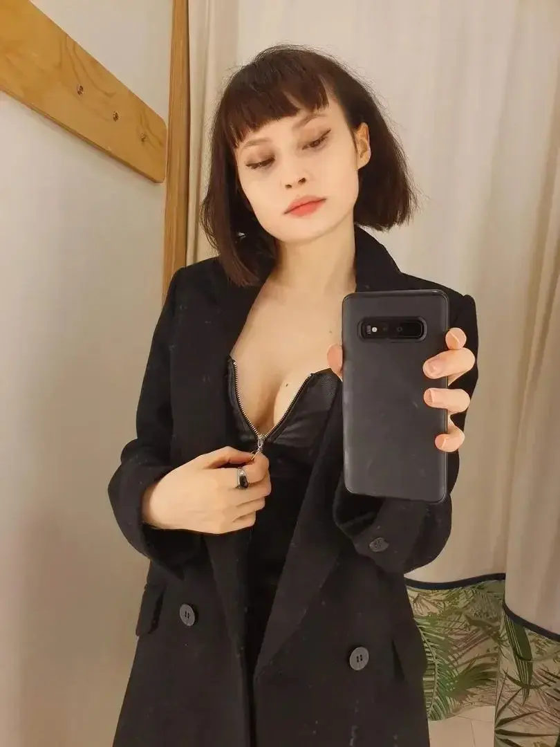 Envoie-moi un message pour une session sexting... 🚨🥵Send me a message for a sexting session 😈