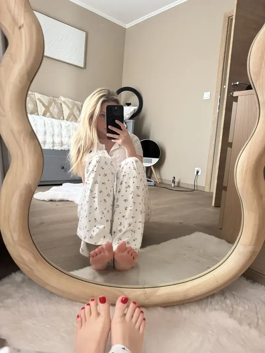 Leak & nude MYM — Bethystory : « tout mimi mes pieds nan ? » (MYM)