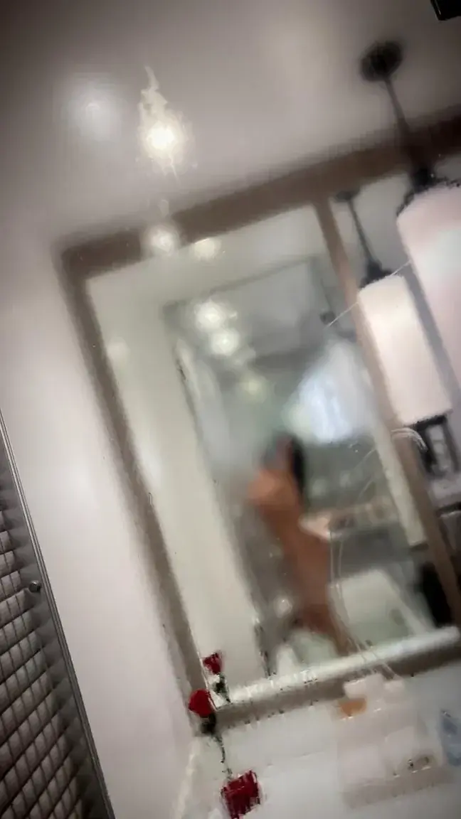 Leak & nude MYM — Emilienefnaf : « Viens voir le reste sans Les censurés 🤬 » (MYM)