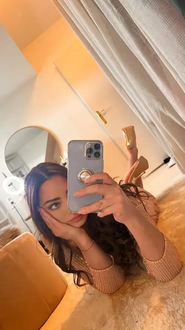 Leak & nude MYM — Emilienefnaf : « T’es pas encore inscrit ? C’est une blague, j’ai mis un cause -90 %. Viens voir sur mon profil dans ma bio. ❤️🥰 » (MYM)