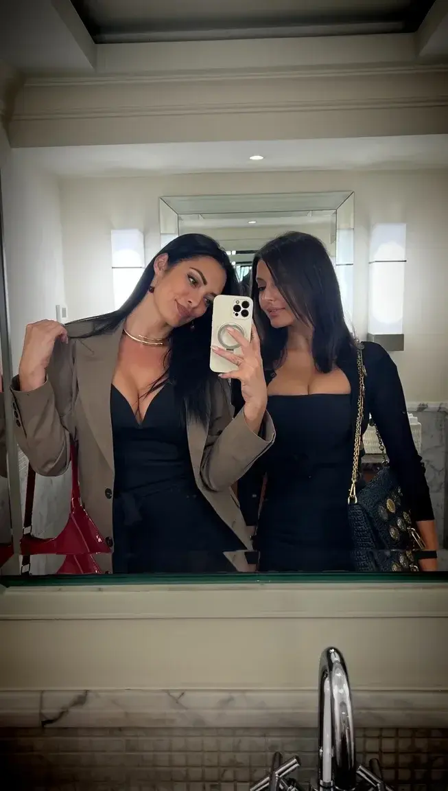Leak & nude MYM — Emilienefnaf : « Hier j’ai rencontré cette beauté tu voudrais voir du contenu de nous deux 🔥😍 ? » (MYM)