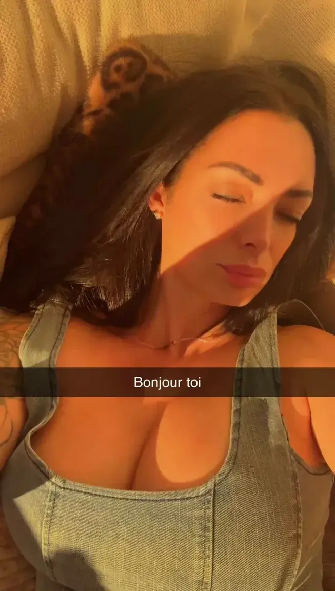 Leak & nude MYM — Emilienefnaf : « Je suis en ligne viens me parler 😘 » (MYM)