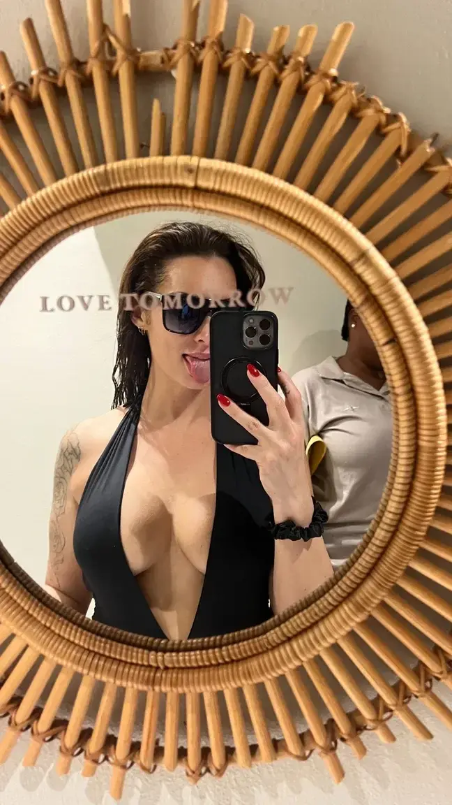Leak & nude MYM — Emilienefnaf : « Coucou toi ABOSEX90 -90% sur ton abo » (MYM)