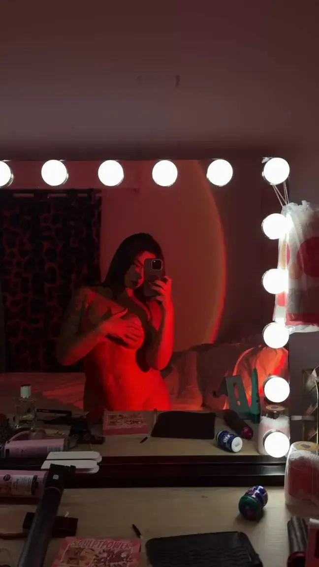 Leak & nude MYM — Emilienefnaf : « Alors ? » (MYM)