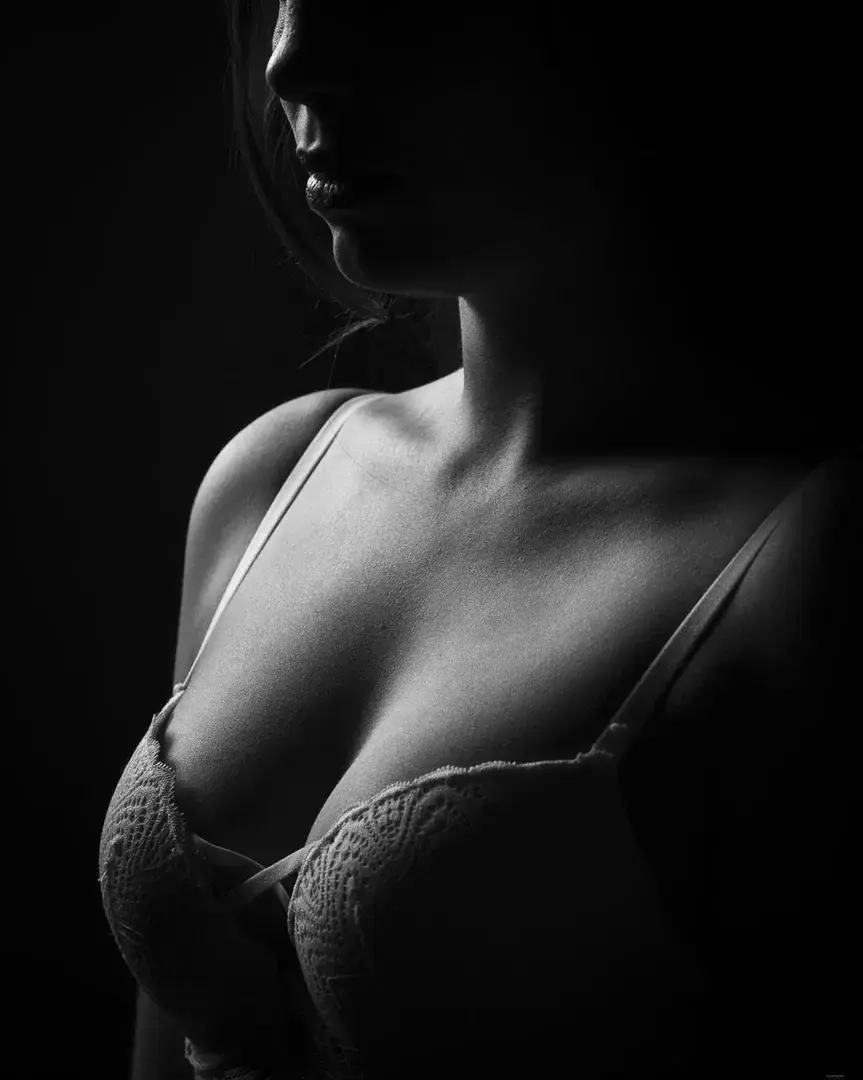 Leak & nude MYM — Lye_modele_ : « #lingerie#noiretblanc#blackandwhite#studio#photographie » (MYM)