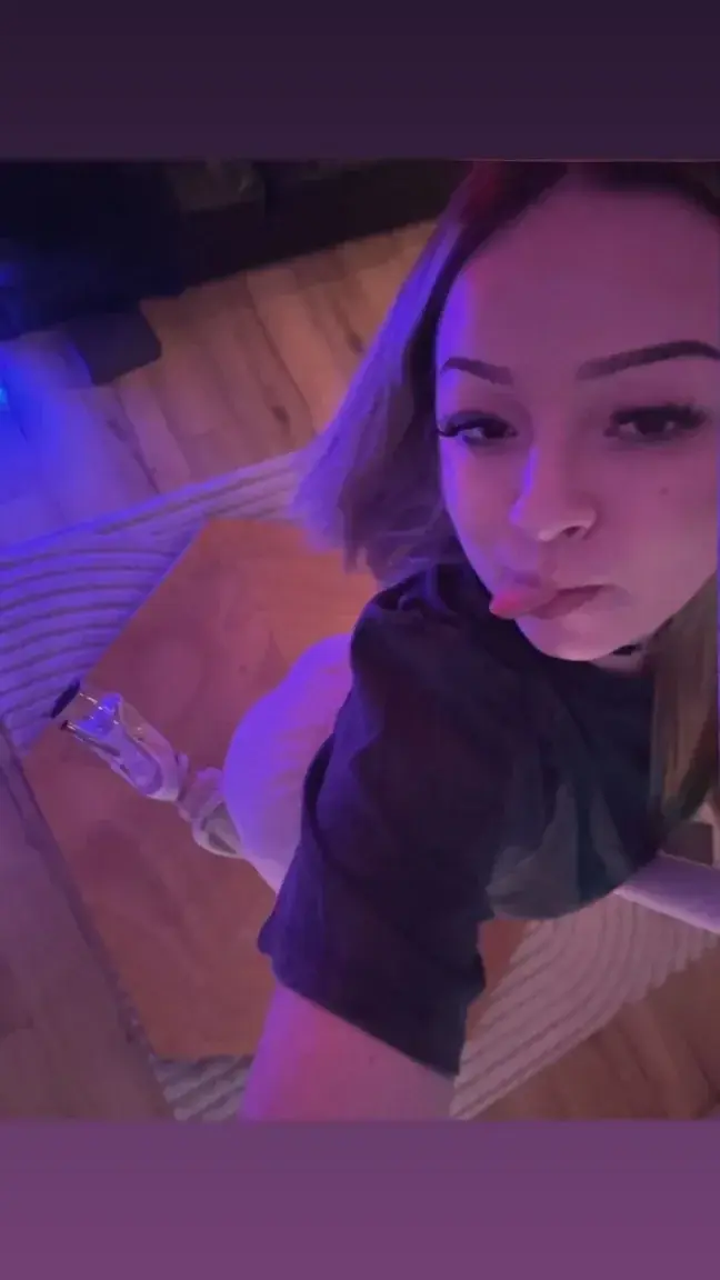 Leak & nude MYM — Sophia_pvre : « en mode strip » (MYM)