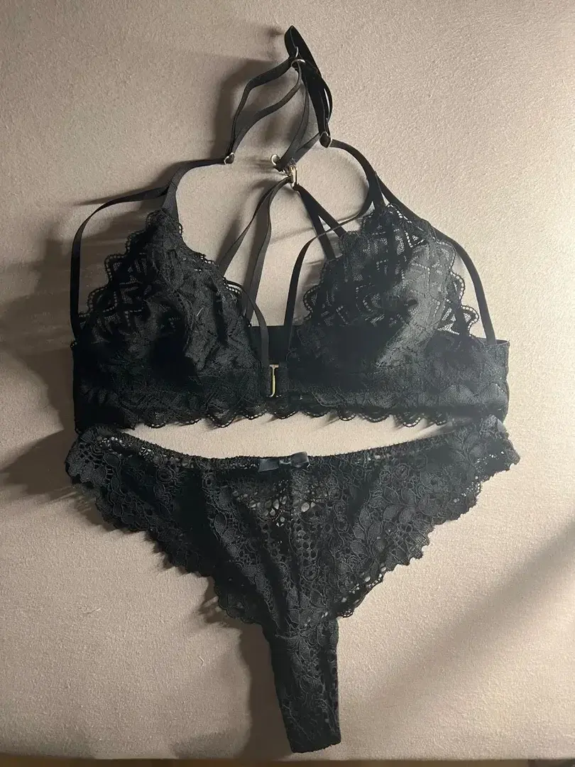 Leak & nude MYM — Gloria_k : « Tenue du soir bonsoir 🖤🔥#SexyPyjama #Lingerie #Pourtoi #black » (MYM)