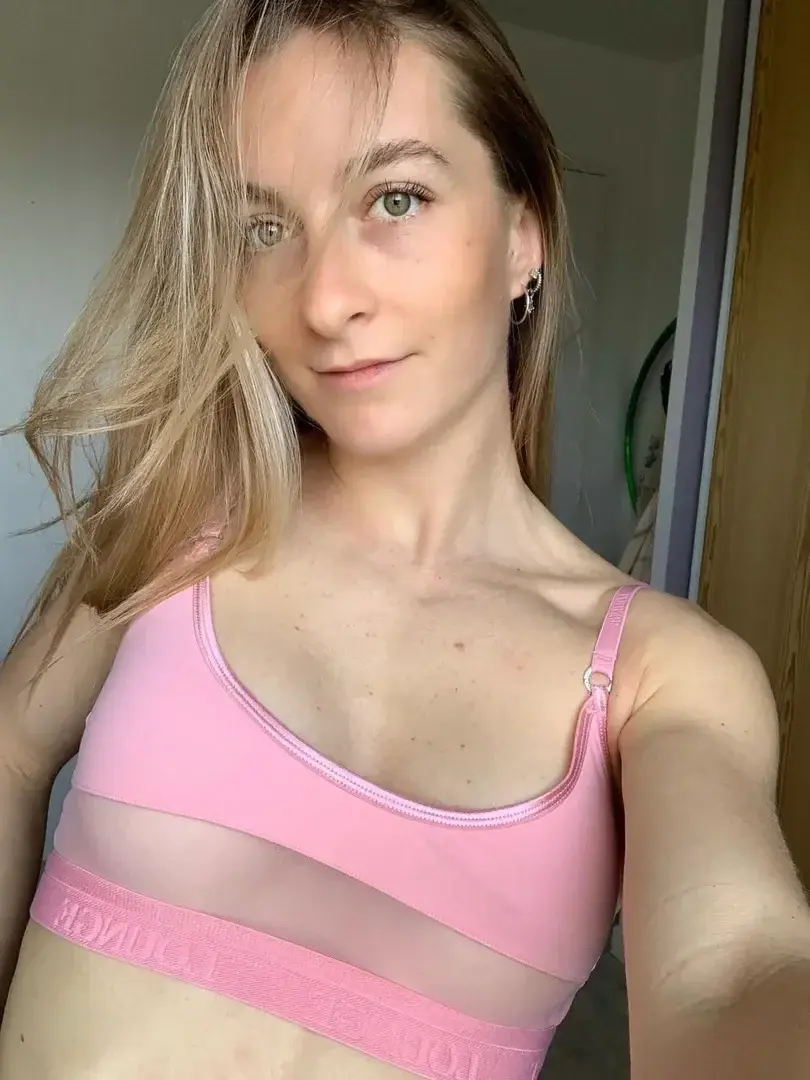 Leak public de Juicy_lilie — « Abo 100% gratuit ❤️🔥 On fait connaissance ? 🙈 » (nude) sur MYM