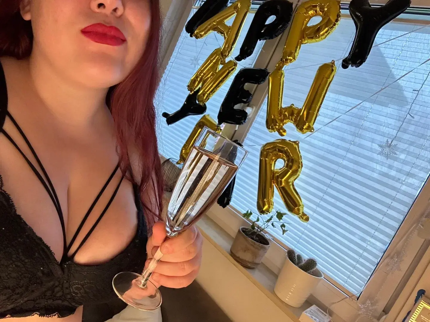 Leak & nude MYM — Yourredheadmommy : « HAPPY NEW YESR, Babys 🖤💛Ich bin wieder da! Ich hoffe ihr freut euch… 😚 » (MYM)