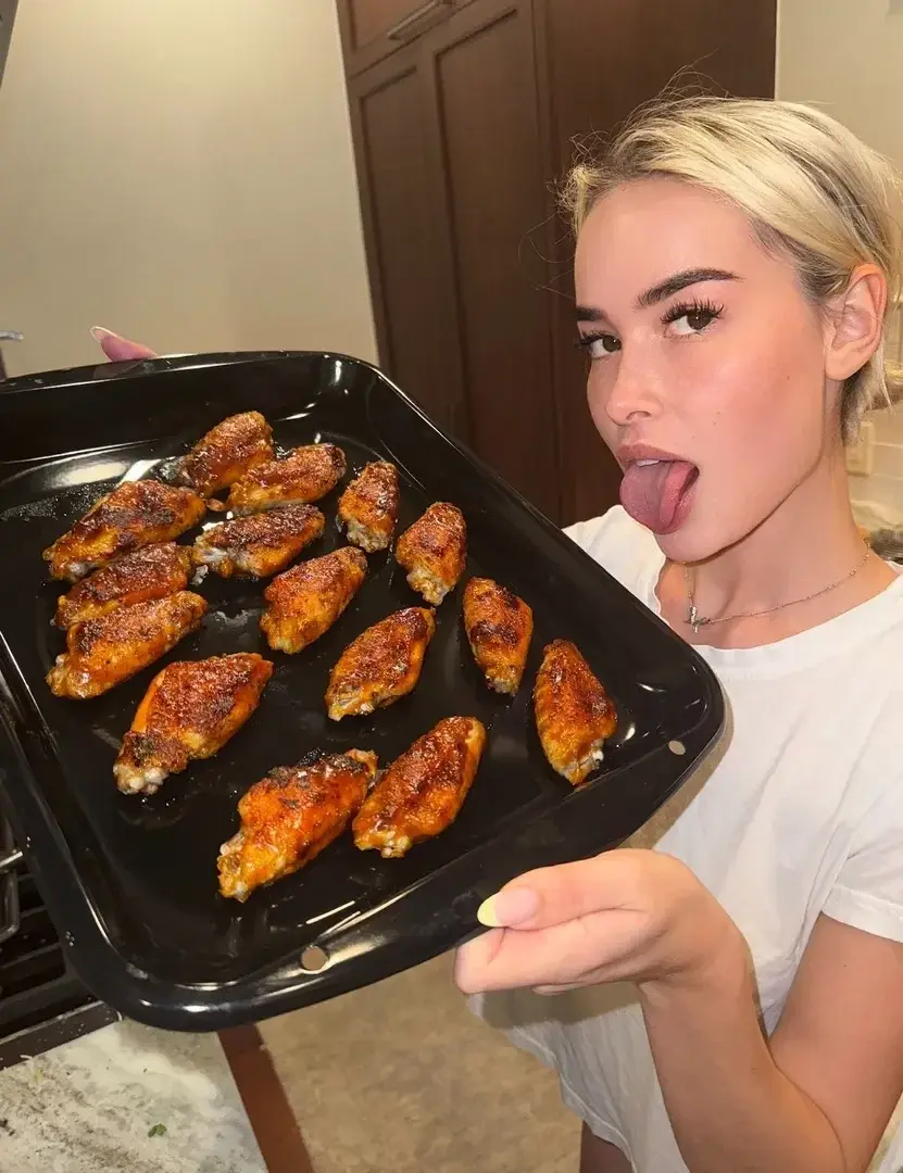 Leak & nude MYM — elenakamperi : « i cooked something for you😏 » (MYM)