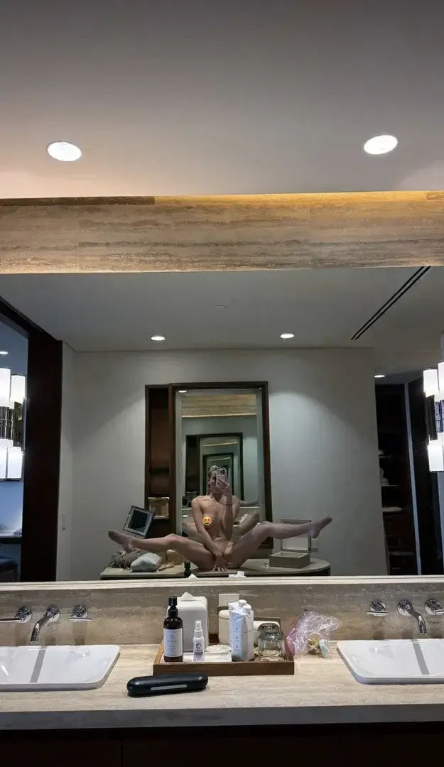 alright this is what you’ve all been waiting for so I’m going to give it to you NOW!! 🔞👅 tip 25 in my DMs to move my hand so you could enjoy these pussy lips 🐱no censors, no hands and no emojis!!