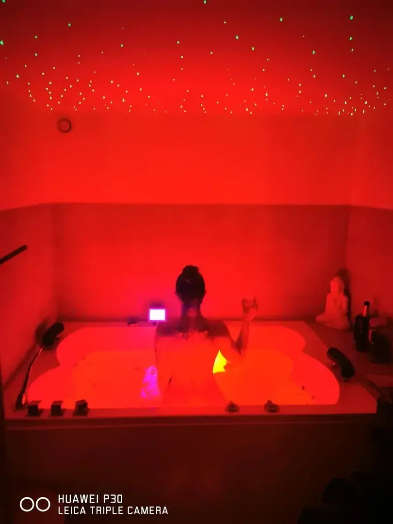 Leak & nude 1 — Ladivorce