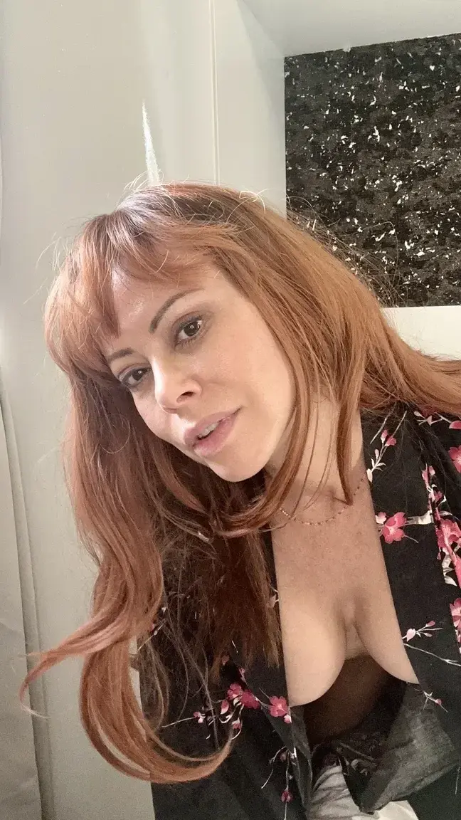 Dis-moi ton fantasme le plus sale en DM. Je juge pas… j'essaie 😈 Abo gratuit.