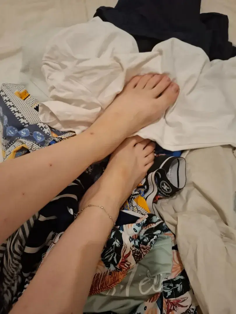 Yen a qui fond le linge moi je constate l'état de mes pied 😅
