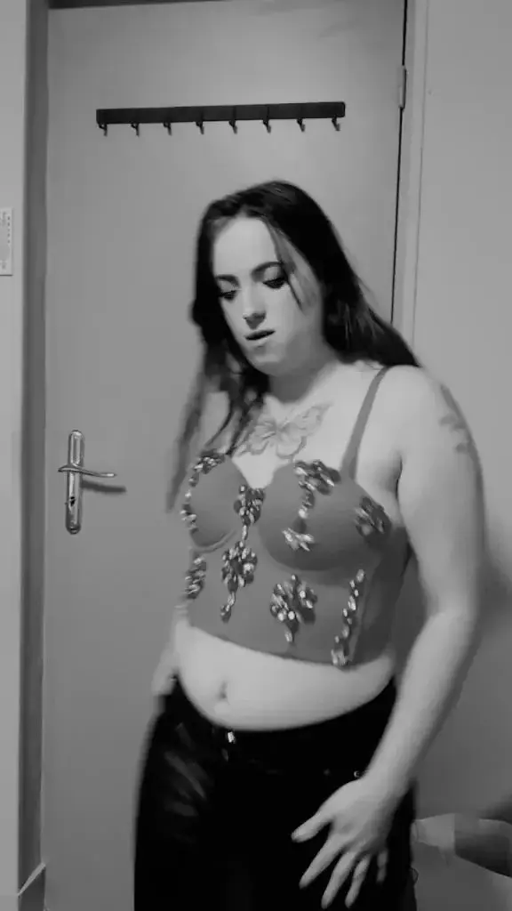 Leak & nude MYM — Venusbleue1 : « Trop belle » (MYM)