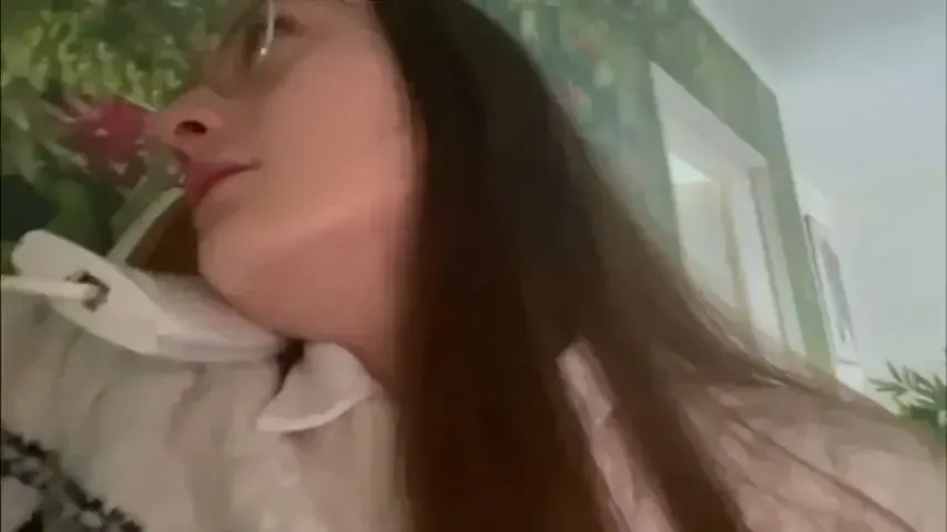 Leak & nude MYM — Sexymini : « Le plombier je crois qu'il la kiffer ! » (MYM)
