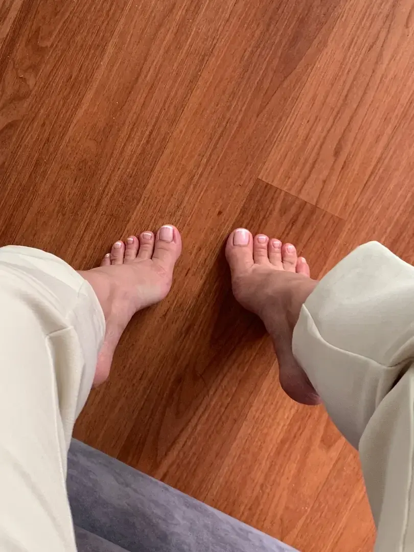 Leak & nude MYM — Juliejufeet : « 🤍🦶🏻🥵 » (MYM)